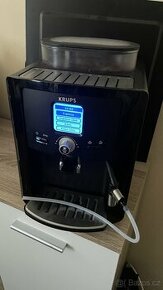 Kávovar Krups EA8080 s automatickým šlehačem na mléko