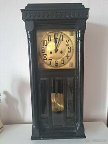 Staré nástěnné hodiny, cca 100 let.