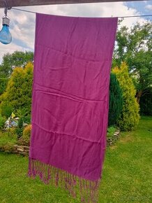 Fialová větší šála s třásněmi rozměr 170 cm x 55 cm