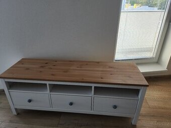 Tv stolek Ikea s keramickymi uchytkami