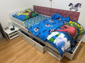 Postel s úložným prostorem a nočním stolkem