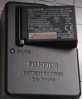 NABÍNĚTE - NABÍJEČKU - FUJIFILM