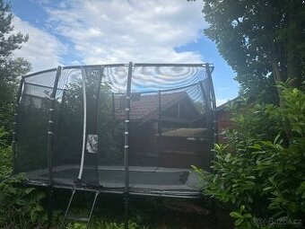 Velká, kvalitní trampolína