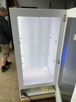 Podsvícená policová skříňka - skoeněné police
