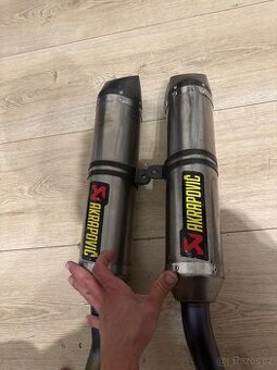 Ladene vyfuky Akrapovic na Yamaha R1 08-08 Rn19