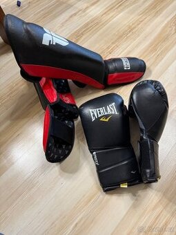 Boxerské rukavice Everlast a chrániče holení a nártů