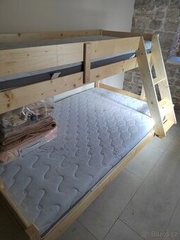 Dětská patrová postel masiv s pěnovými matracemi