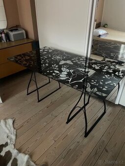 Skleněný psací stůl