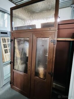 KRÁSNÉ 6TI KOMOROVÉ PLASTOVÉ DVOUKŘÍDLÉ VCHODOVÉ DVEŘE OŘECH