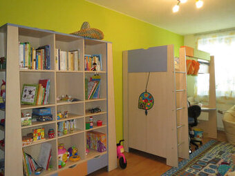 Dětský pokoj s patrovou postelí, matrací,knihovnou a komodou