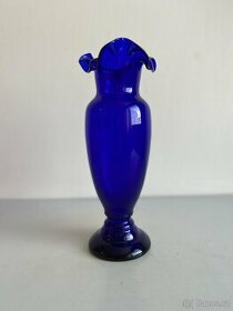Váza kobaltové modré zabarvení