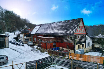 Rozmanitá usedlost s rozsáhlými pozemky 64 544 m² — Rochov u