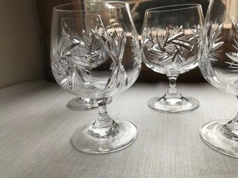 Sada broušených skleniček na víno
