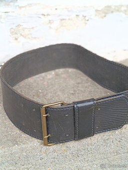 černý kožený řemen o šíři 7.5 cm