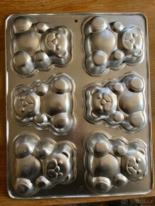 Formy na pečení. Medvídci a stromky.