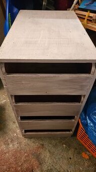 Komoda se zásuvkami