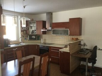 Kuchyně vyrobená truhlářem VČETNĚ VŠECH SPOTŘEBIČŮ