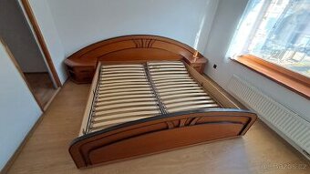 Manželská postel s noční stolky a polohovací rošty