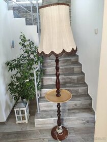 Dřevěná stojací retro lampa s poličkou