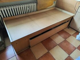 Za odvoz stará dřevěná postel s úložným prostorem (šuplík)