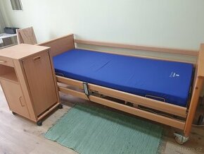Zdravotní postel, matrace, stolek