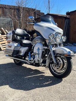 Harley Davidson FLHTCU Ultra Classic Electra Glide - 1