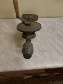 Stará ruční vrtačka- dvourychlostní.