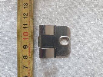 Upevňovací clips pro soklovou lištu