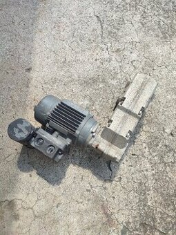 Elektromotor s převodovkou. 2ot./min. 220V.