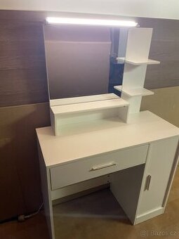 Toaletni stolek se světlem