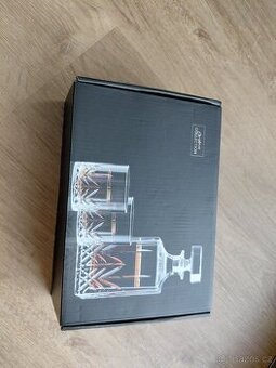 Sklenice a karafa na whisky