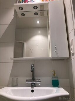 Kúpeľňová skrinka so svetlom a zrkadlom, umývadlo, batéria