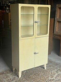 Retro křeslo ,stolky,lékařská vitrína. - 1