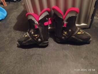 Lyžařský set(lyže, hůlky, lyžáky) vel. 33