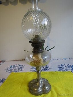 stará funkční pěkně zdobená petrolejová lampa