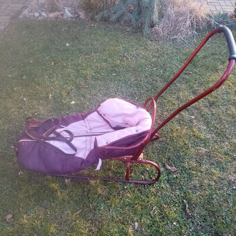Prodám dětské kovové sáňky s fusakem.