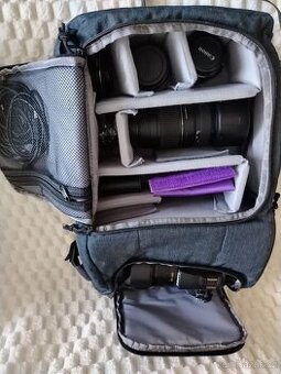 canon s objektivy a taškobatůžkem