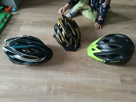 Cyklisticke prilby helmy, jedna pells a dve obycejne