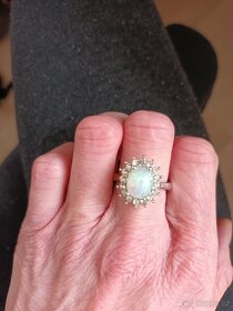 Stříbrný prsten s přírodním opálem a zirkony - nový