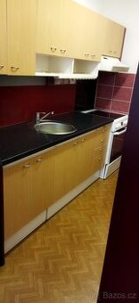 Kuchyňská linka + skříň na potraviny ve stejném designu