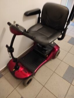 Elektrický skútr pro seniory a invalidy