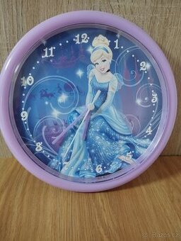 Nástěnné hodiny s princeznami