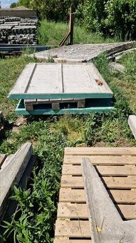 Betonový pingpongový stůl před renovací