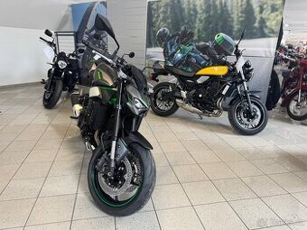 KAWASAKI Z900 MY25 Metallic Moondust Gray / Metallic Spark B