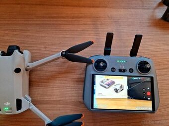 DJI Mini 4 Pro Fly More Combo dron jako nový s DJI RC2     Z