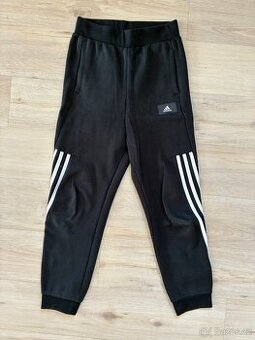 Parádní klučičí tepláky Adidas 11-12 let