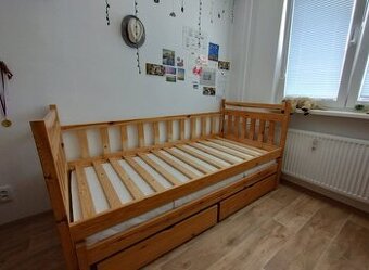 Postel s přistýlkou a úložným prostorem