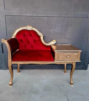 Vyřezávaná sofa se stolkem