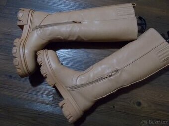 KRASNÉ KOZAČKY VEL 36/37 TOP STAV