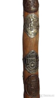 Starožitná turistická hůl s 30 kovovými štítky